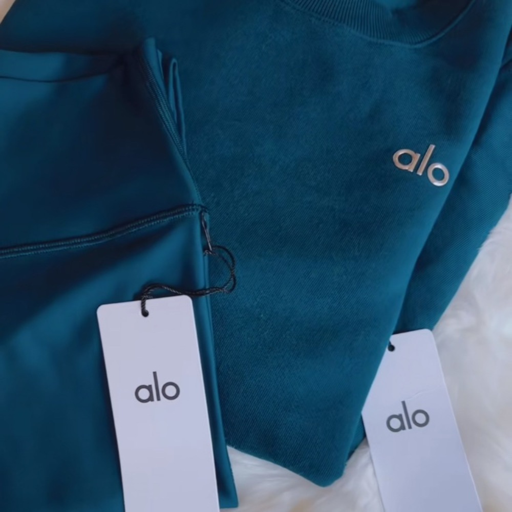 ALO Yoga Deep Blue Set
